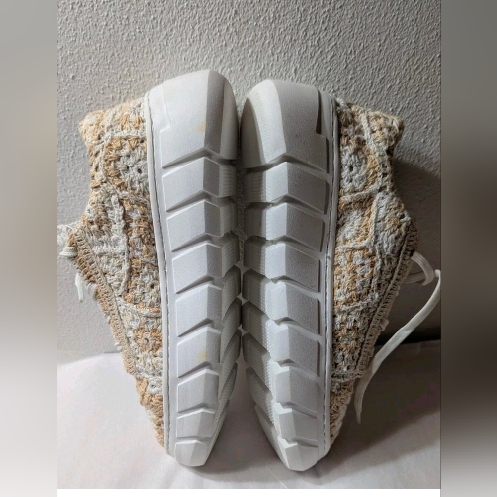 Free People Sneakers Shoes Catch Me If You Can Crochet Flower Women's Sz 7.5 NEW - Picture 8 of 12
